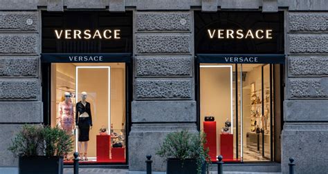 foto di versace napoli|VERSACE .